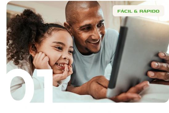 Paso 1, fácil y rápido: un padre y su hija eligen productos en una tableta.